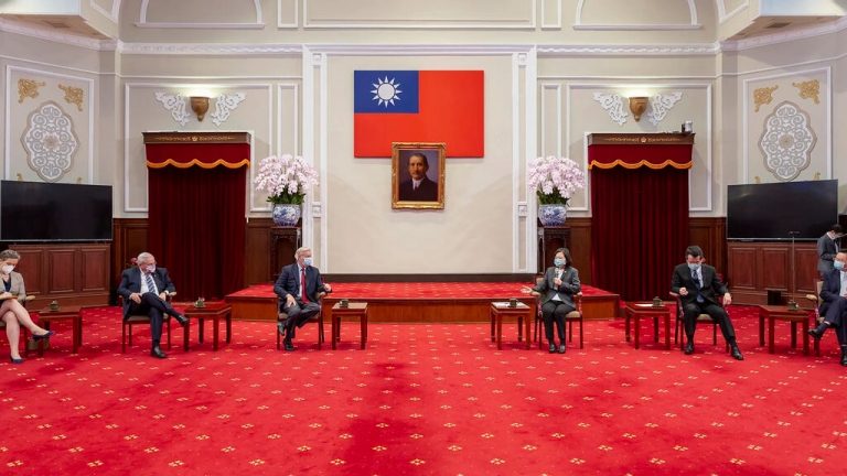 Tổng Thống Đài Loan Thái Anh Văn (thứ ba, từ phải) tiếp phái đoàn nghị sĩ Mỹ tại phủ tổng thống, Đài Bắc, Đài Loan, ngày 15/04/2022. Ảnh: AP