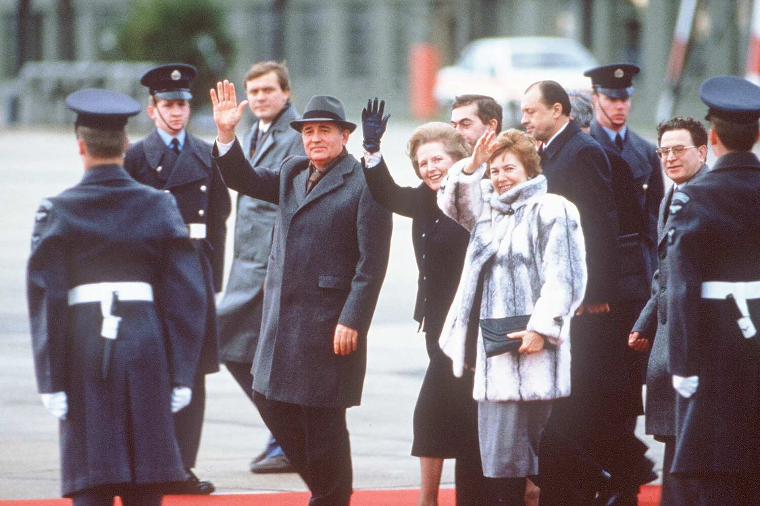 Gorbachev với vợ, Raisa Gorbachev (trong chiếc áo khoác lông thú) và Thủ Tướng Anh Margaret Thatcher khi ông đến sân bay Heathrow ở London vào ngày 15/12/1984. Ảnh: Bryn Colton/ Getty Images