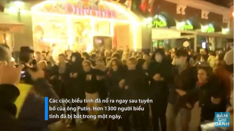 Dân Nga biểu tình phản đối lệnh động viên một phần của Putin. Ảnh chụp từ Youtube Việt Tân