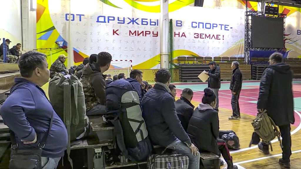 Ảnh trích từ video cho thấy những người bị động viên tập trung bên trong một sân vận động được biến thành trung tâm tuyển quân tại thành phố Yakutsk (Nga) ngày 23/09/2022. Ảnh: AP
