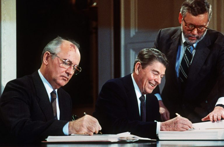 Ông Tổng Bí Thư Mikhail Gorbatchev (trái) của Liên Xô và Tổng Thống Hoa Kỳ Ronald Reagan (giữa) ký hiệp ước loại bỏ hỏa tiễn nguyên tử tầm xa tại cuộc họp thượng đỉnh ở Washington, DC, Hoa Kỳ, ngày 8/12/1987. Ảnh: AFP via Getty Images