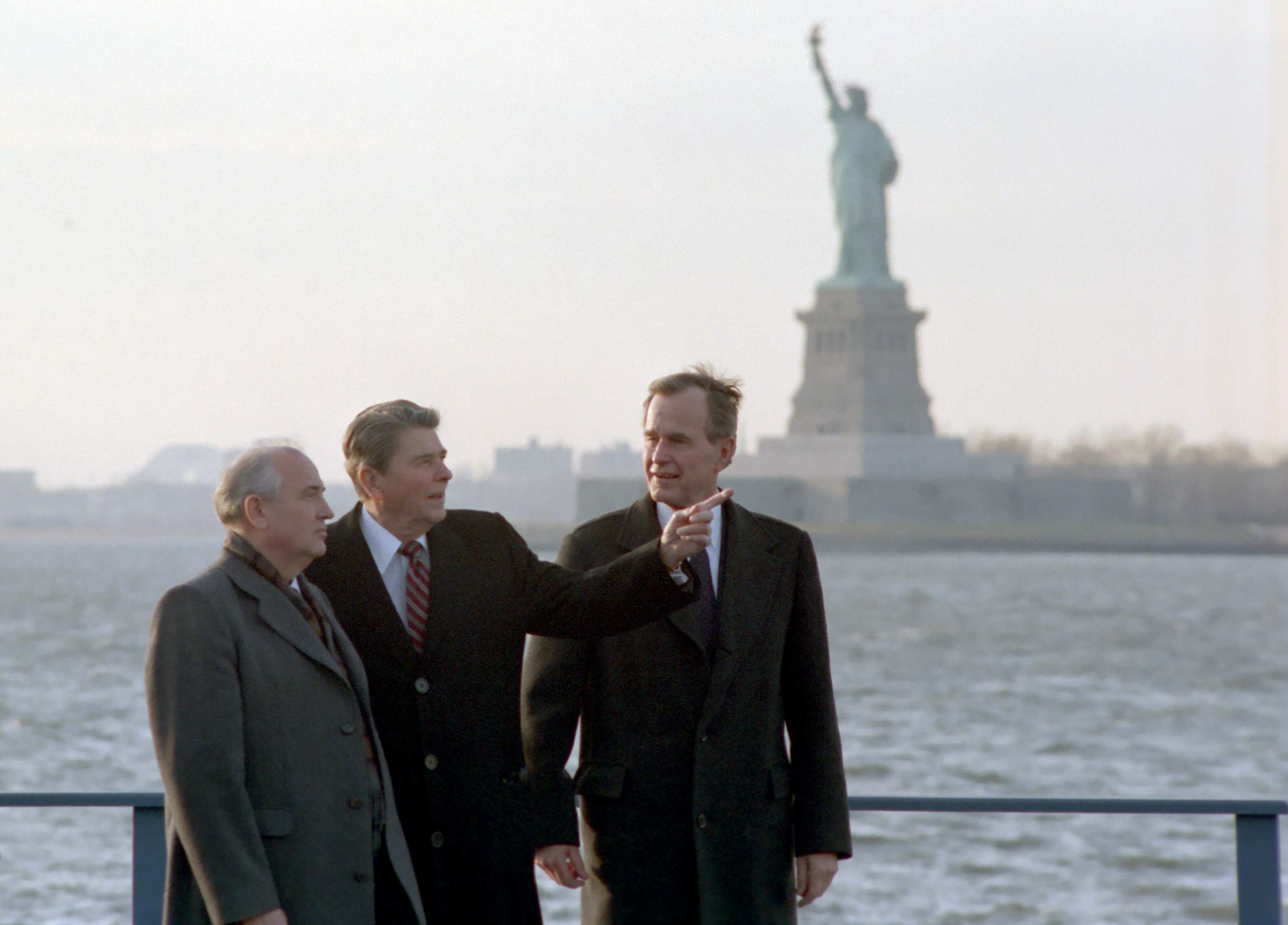 Gorbachev với Tổng Thống Hoa Kỳ Ronald Reagan và Phó Tổng Thống George H.W. Bush tại New York năm 1985. Ảnh: Văn Khố Lịch Sử via Getty Images