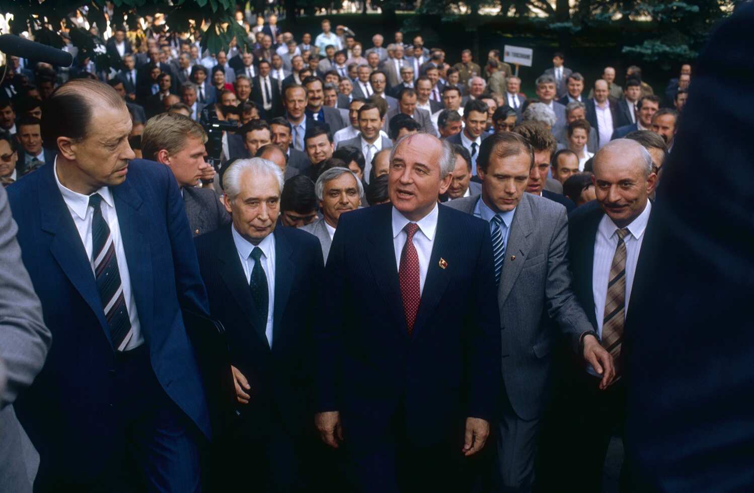 Gorbachev đi cùng một đám đông đại biểu tới đại hội lần thứ 28 và cũng là đại hội cuối cùng của đảng Cộng Sản Liên Xô vào tháng Bảy, 1990. Ảnh: Pascal Le Segretain/ Sygma via Getty Images
