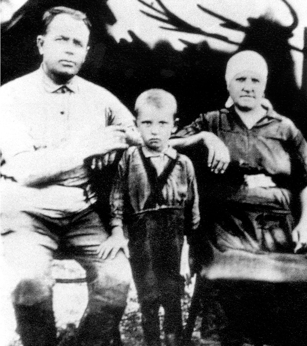 Gorbachev thời trẻ với ông bà ngoại là người Ukraine, vào khoảng năm 1937. Ảnh: APIC/Getty Images