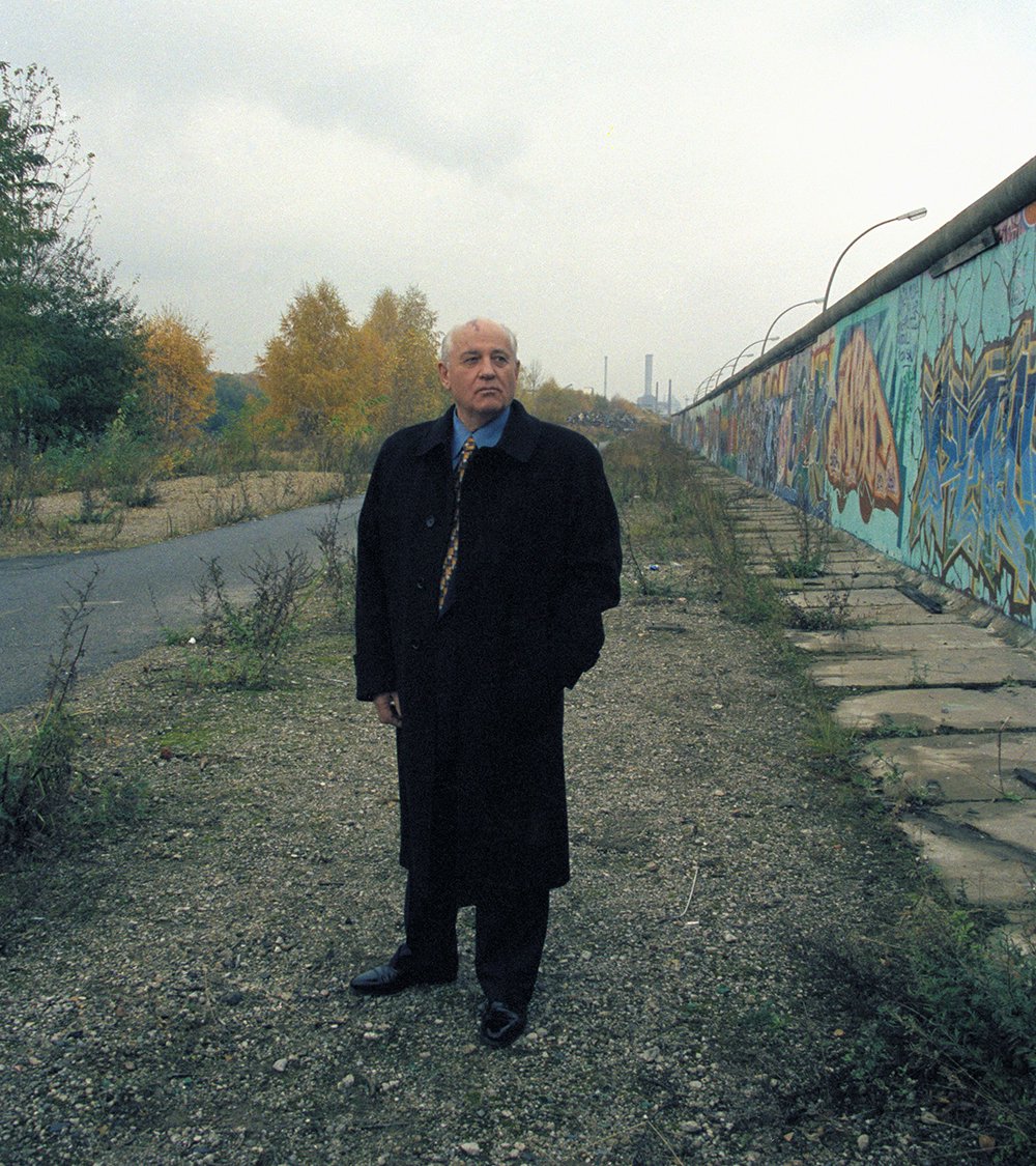 Gorbachev trước một phần của Bức Tường Berlin vào ngày 1/5/1998. Ảnh: Micheline Pelletier/ Sygma via Getty Images