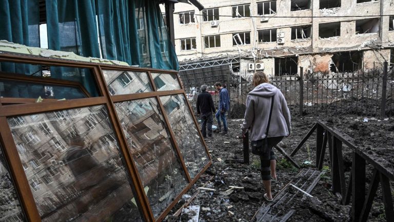 Một tòa nhà bị phá hủy ở Kramatorsk, thuộc vùng Donetsk hôm 18/8/2022, trong bối cảnh Nga xâm lược Ukraine. Vùng Donetsk sẽ bị Nga sáp nhập vào lãnh thổ Nga. Ảnh: Juan Barreto/AFP via Getty Images
