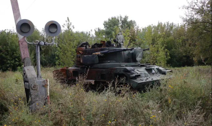Xác xe tăng Nga và các phương tiện quân sự khác bị phá hủy nằm rải rác dọc hai bên các con đường dẫn đến Balaklyia khi quân Ukraine tái chiếm lãnh thổ bị Nga chíếm đóng. Ảnh: The Guardian/ Alessio Mamo