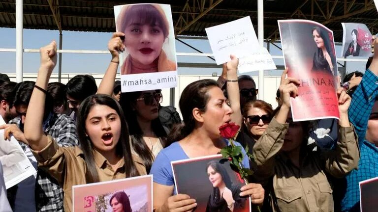 Nhiều phụ nữ Iran rất trẻ, cùng với những bạn thanh niên đã dẫn đầu trong các cuộc biểu tình suốt hơn tháng qua, sau cái chết của một cô gái trẻ bị công an “đạo đức” bắt vì đã không đội khăn trùm đầu đúng cách, rồi bị hành hung tới thiệt mạng. Ảnh: AP