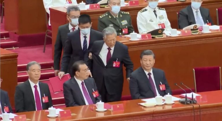 Cựu Tổng Bí Thư, Chủ tích Nước Hồ Cẩm Đào bị cặp nách điệu ra khỏi đại hội 20 đảng Cộng Sản Trung Quốc. Ảnh: Twitter