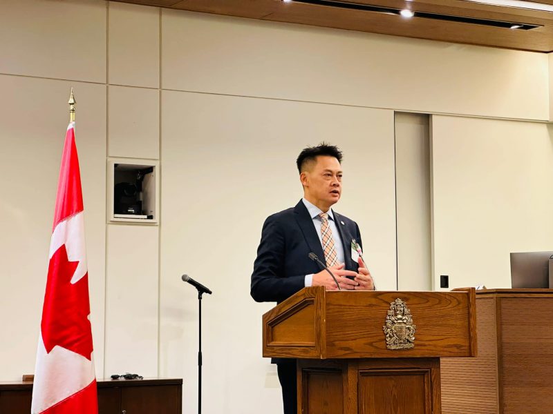 Tổng Bí thư Đảng Việt Tân ông Hoàng Tứ Duy phát biểu xoay quanh chủ đề “Canada có thể làm thế nào để thúc đẩy hòa bình và thịnh vượng trong khu vực Châu Á - Thái Bình Dương bằng sự ủng hộ nhân quyền và tiến trình dân chủ ở Việt Nam.” Ảnh: Việt Tân Toronto-Ottawa