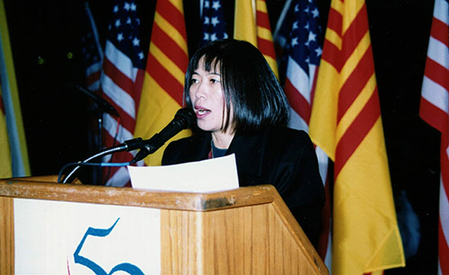 TS Trần Diệu Chân phát biểu trong một sinh hoạt của Mặt Trận với đồng bào và truyền thông tại Nam California, 1999. Ảnh: Tư liệu của Việt Tân