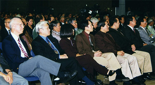 Mặt Trận sinh hoạt với đồng bào và truyền thông tại Nam California, 1999. Ảnh: Tư liệu của Việt Tân