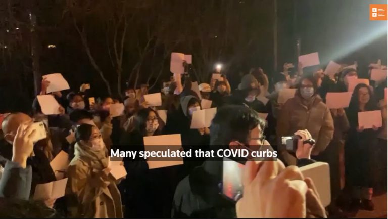 Dân Trung Quốc ở nhiều nơi biểu tình phản đối chính sách zero Covid của Tập Cận Bình, cuối tháng 11/2022. Ảnh chụp màn hình từ Reuters video