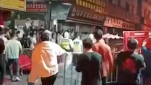 Biểu tình chống các biện pháp Zero-Covid nghiêm ngặt, tại tỉnh Quảng Đông, Trung Quốc, ngày 15/11/2022. Ảnh: Video obtained by Reuters/via Reuters
