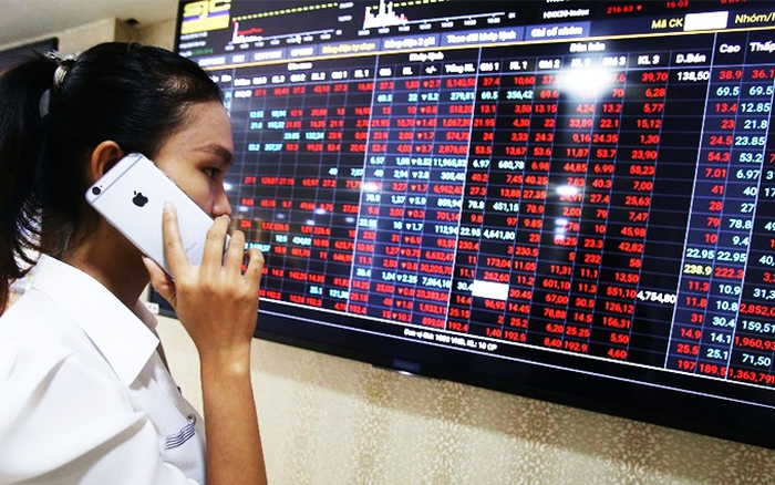 Đà giảm của thị trường chứng khoán Việt Nam vẫn đang diễn ra và VN-Index rớt sâu dưới 950 điểm, hôm 10/11/2022. Ảnh: Dân Việt