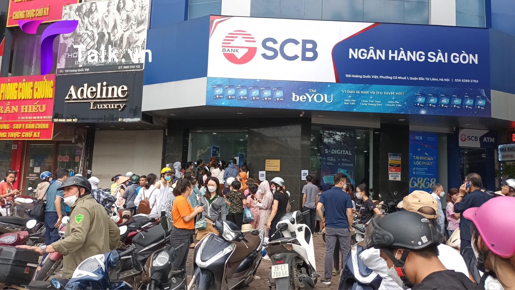 Hàng trăm người xếp hàng trước Ngân Hàng SCB, quận Bắc Từ Liêm, Hà Nội chờ rút tiền vì sợ ngân hàng phá sản. Ảnh: Talk.vn