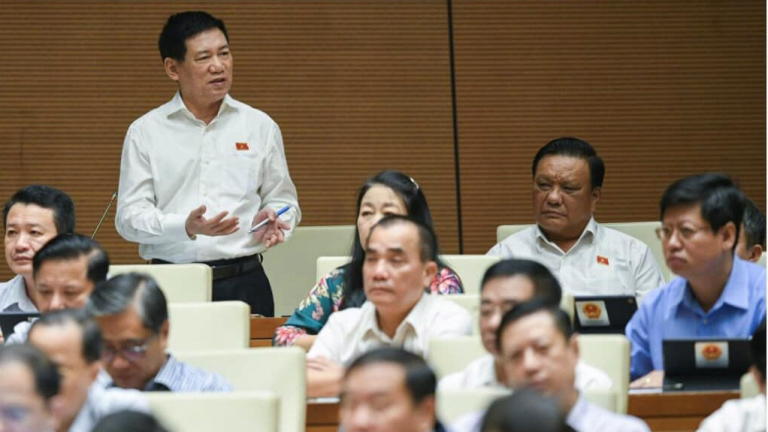 Bộ Trưởng Tài Chính Hồ Đức Phớc đề nghị, trong một phiên họp Quốc Hội, học theo Singapore trả lương cao để giữ chân "tinh hoa" trong bộ máy nhà nước. Ảnh: Internet