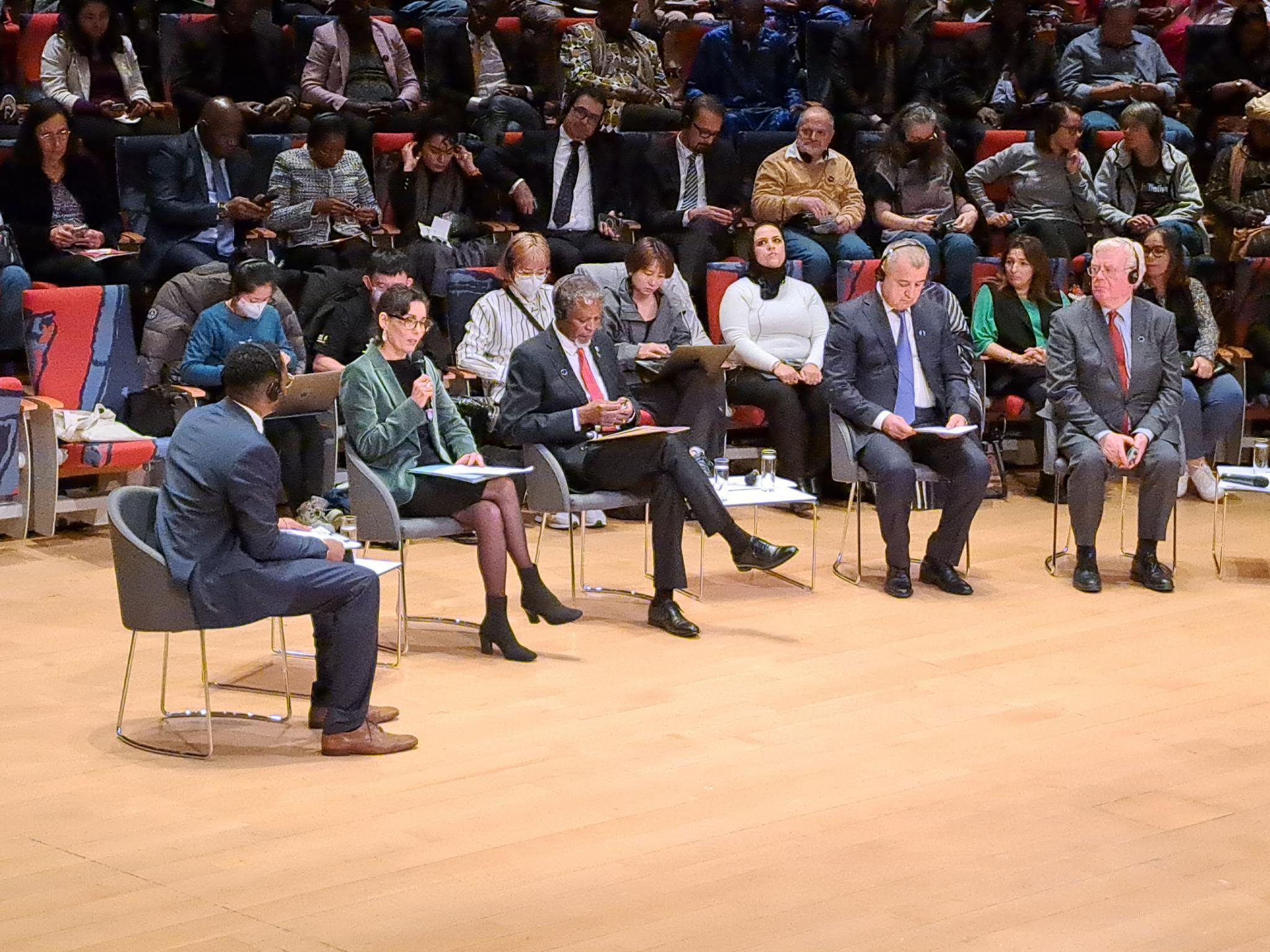 Bà Bộ trưởng Ngoại giao Vương Quốc Bỉ Hadja Lahbib (thứ nhì, từ trái) phát biểu trong Đại Hội Thế Giới Chống Án Tử Hình kỳ 8 tại Berlin, Đức Quốc. Ảnh: Việt Tân Đức Quốc