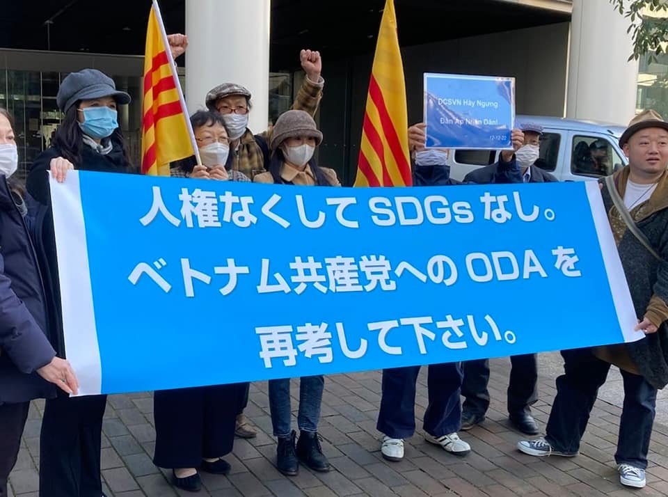Phái đoàn trương biểu ngữ ở ngay trước trụ sở cơ quan JICA, yêu cầu đặt điều kiện thúc đẩy nhân quyền lên các gói viện trợ ODA cho Việt Nam. Ảnh: Cơ sở Việt Tân tại Nhật 