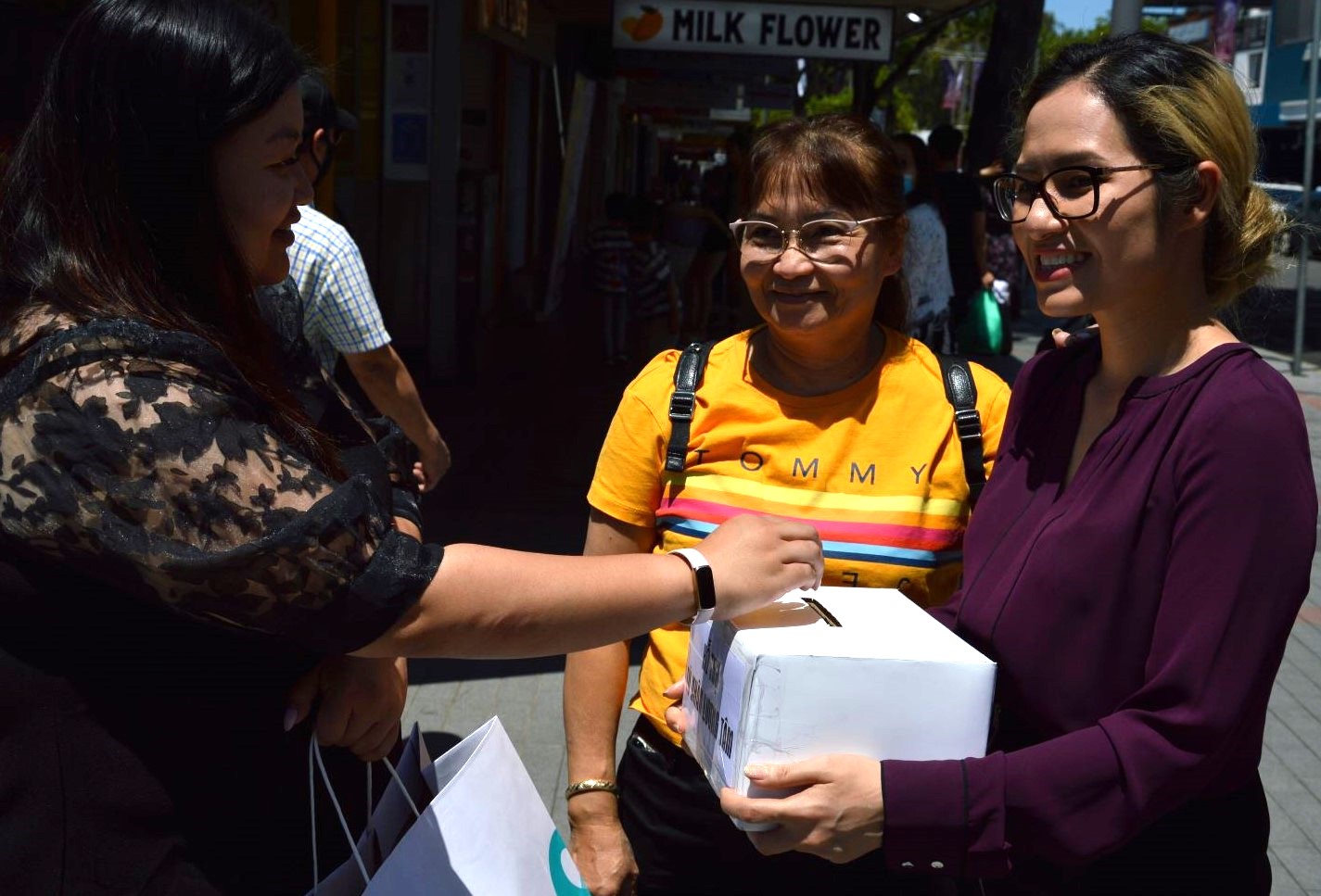Luật sư Kate Hoàng, Chủ Tịch Cộng Đồng Người Việt Tự Do Liên Bang Úc Châu (phải) đã mang thùng Hỗ Trợ TNLT xuống đường vận động và nhận được sự ủng hộ nhiệt tình từ khách qua đường. Ảnh: Cơ sở Việt Tân tại Sydney