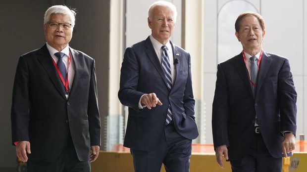 Tổng thống Joe Biden thăm nơi xây dựng nhà máy Chip mới của Công ty Sản xuất Chất bán dẫn Đài Loan hôm 6/12/2022 tại Phoenix, Arizona. Bên phải là Chủ tịch TSMC Mark Liu, bên trái là Giám đốc điều hành C.C. Wei. Ảnh: Reuters