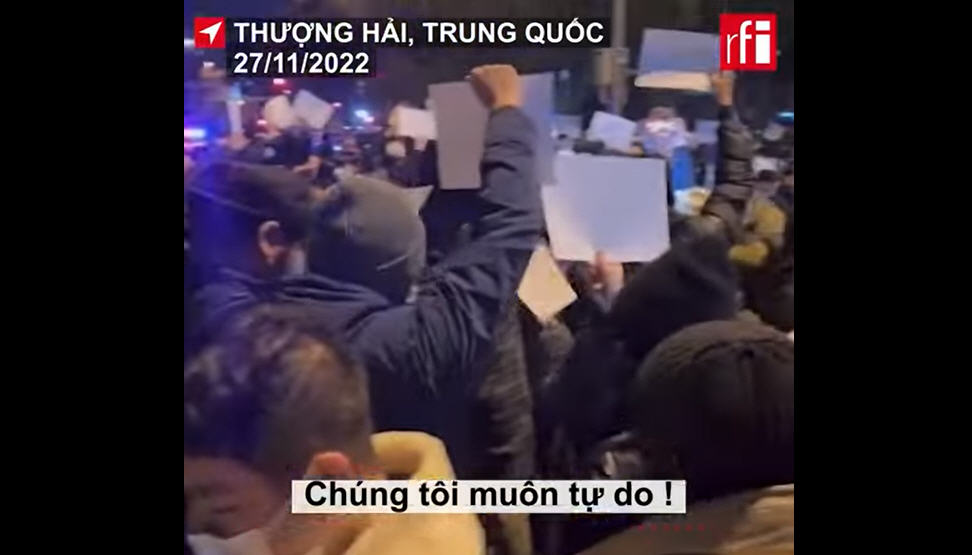 Người dân Thượng Hải xuống đường chống đối chính sách zero Covid, đòi tự do... hôm 27/11/2022. Ảnh: RFI