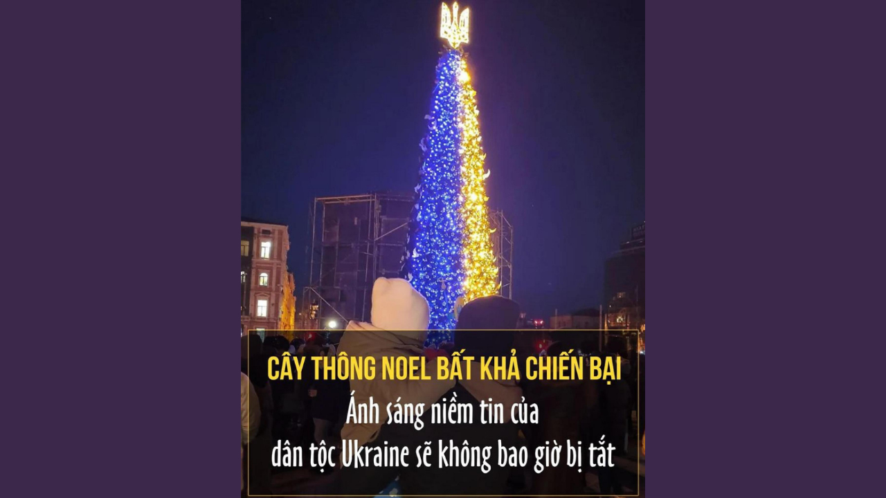 Cây thông Noel "bất khả chiến bại" được dựng lên tại Quảng trường Sophia ở Kyiv hôm 19/12/2022. Ảnh: FB Ước Mơ Việt Tân