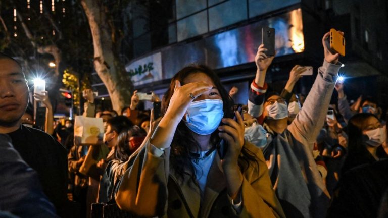 Cư dân Thượng Hải, Trung Quốc, đổ ra đường hôm 27/11/2022 biểu tình phản đối chính sách “không Covid” của ông Tập Cận Bình. Ảnh: Hector Retamal/AFP via Getty Images