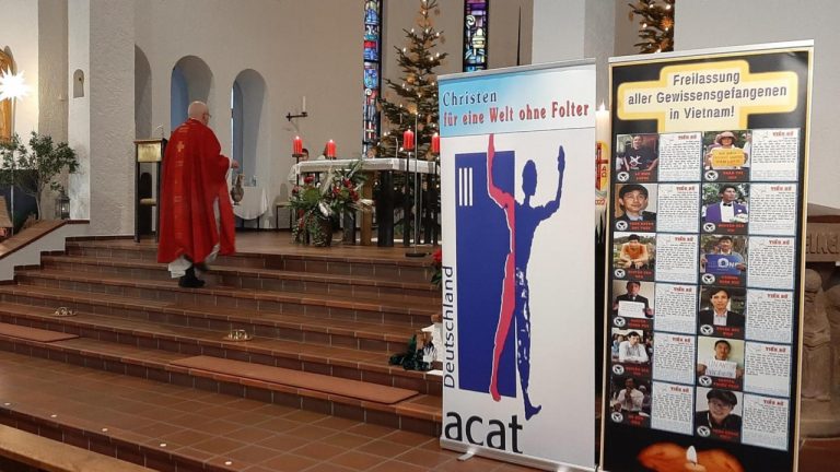 Dịp lễ Giáng Sinh 2022, anh chị em Việt Tân và các thành viên của ACAT (Tổ chức Ki Tô Giáo tranh đấu Chống Tra tấn) đã đến các giáo xứ thành phố Neustadt và Ludwigshafen, Đức Quốc để cùng cầu nguyện và chia xẻ về tình hình giam cầm các Tù Nhân Lương Tâm Việt Nam.