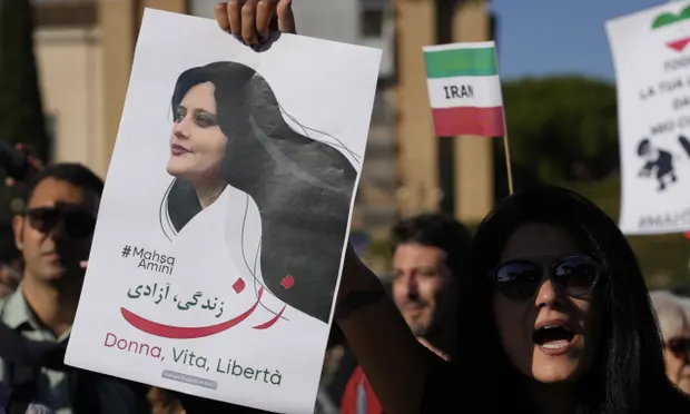 Chính quyền Iran cho biết, đang xét lại luật bắt phụ nữ đội khăn trùm đầu, sau hơn hai tháng dân Iran biểu tình phản đối. Ảnh: The Guardian/ Gregorio Borgia/AP