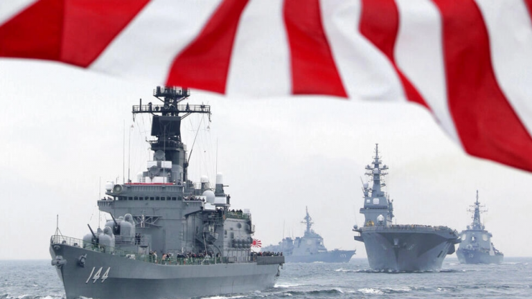 Khu trục hạm Kurama của Nhật Bản tham gia Lễ Duyệt Hạm Đội ngày 14/10/2021 ở Vịnh Sagami, phía nam Tokyo (Nhật Bản). Ảnh: AP - Itsuo Inouye