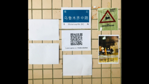 Sinh viên Đài Loan dán mấy tờ giấy A4 lên tường bày tỏ ủng hộ phong trào biểu tình bên Trung Quốc. Ảnh: FB Nguyễn Trường Sơn