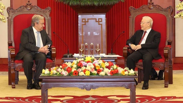 Tổng thư ký LHQ Guterres (trái) cho biết ông đã công khai nêu quan ngại về vấn đề nhân quyền trong các cuộc gặp gỡ các lãnh đạo CSVN trong chuyến thăm Việt Nam, tháng 10/2022. Ảnh: Internet