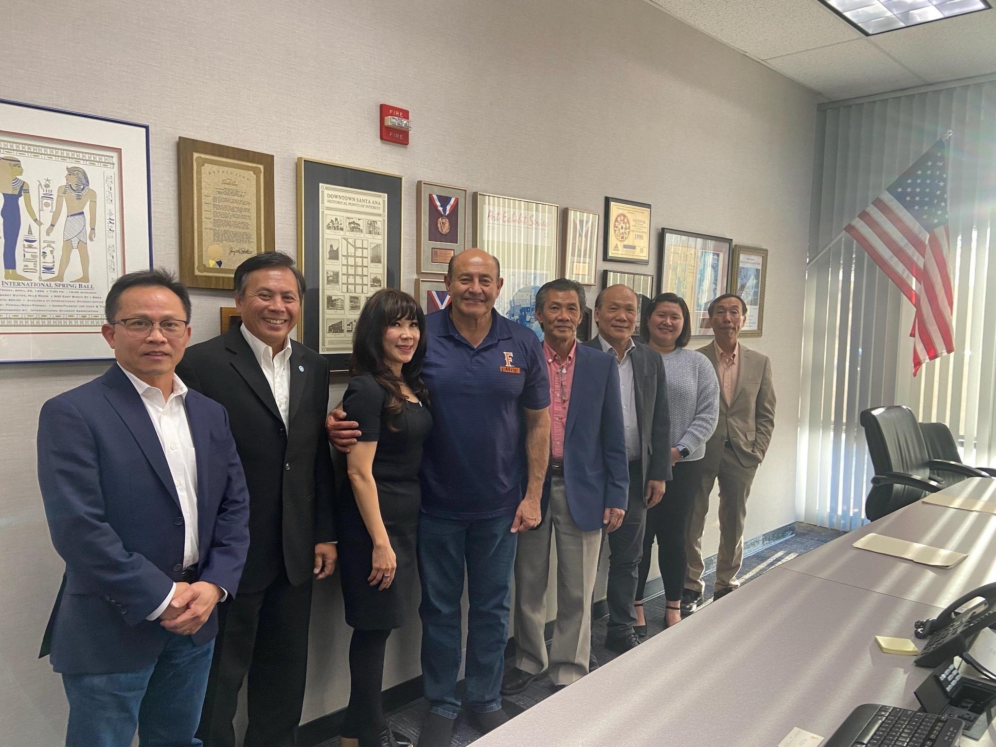 Phái đoàn người Việt tại Quận Cam, California cùng Dân Biểu Lou Correa tại văn phòng của ông hôm 9/12/2022. Ảnh: Nhóm Truyền thông Việt Tân tại Orange County, California