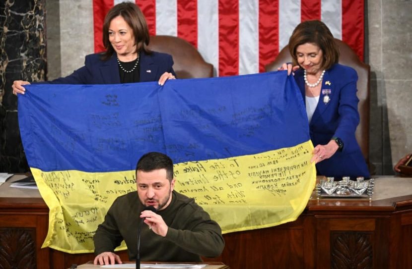 Tổng thống Zelensky phát biểu sau khi trao tặng Chủ tịch Hạ viện Mỹ Nancy Pelosi và Phó Tổng thống Kamala Harris lá cờ Ukraine với chữ ký của các binh sĩ đang chiến đấu tại mặt trận Bakhmut, hôm 21/12/2022. Ảnh: AFP