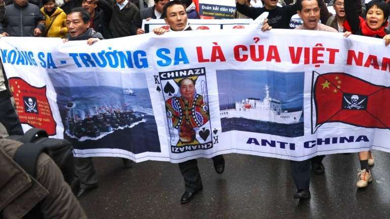 Một trong những cuộc biểu tình rầm rộ trên nhiều tỉnh thành chống Trung Cộng, bảo vệ biển đảo. Ảnh: FB Chính Luận Trần Trung Đạo