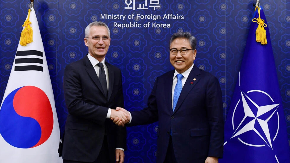 Tổng thư ký NATO Jens Stoltenberg (trái) bắt tay với Ngoại trưởng Hàn Quốc Park Jin, Seoul, Hàn Quốc, ngày 29/01/2023. Ảnh: Reuters - POOL