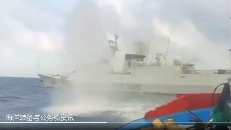 Tàu Hải cảnh Trung Quốc xịt vòi rồng xua đuổi tàu cá Việt Nam ở vùng biển Hoàng Sa. Ảnh: Twitter/Renkai Mineyuki