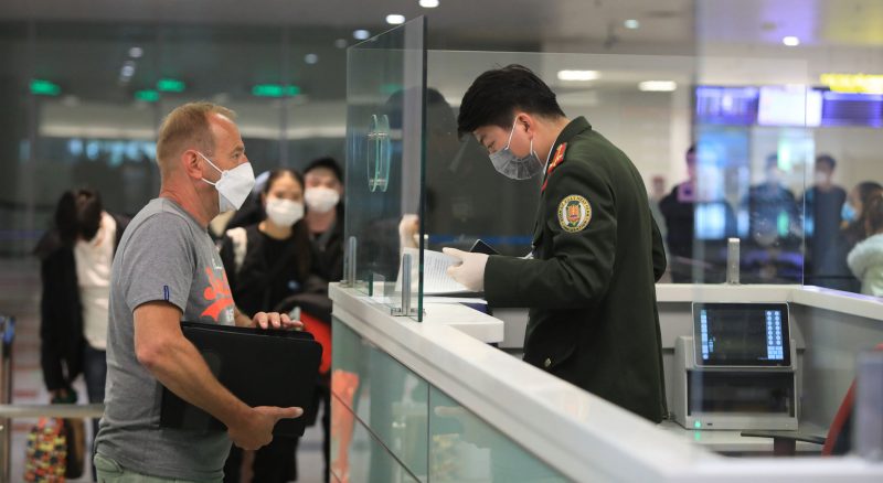 Khách nước ngoài làm thủ tục nhập cảnh vào Việt Nam tại sân bay Tân Sơn Nhất. Ảnh: Thanh Niên