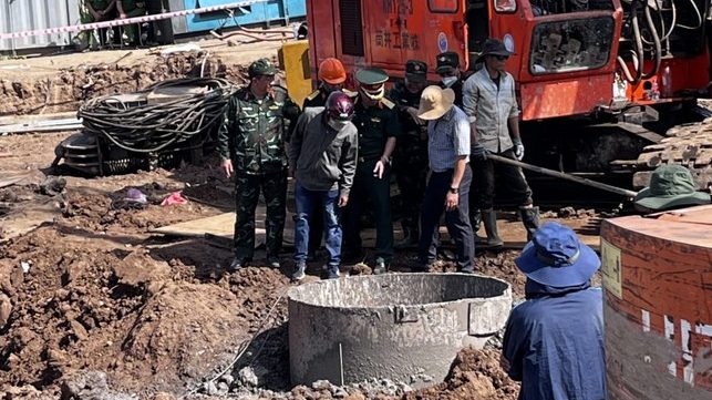 Quang cảnh cứu bé trai rơi xuống ống cọc bê tông sâu 35m tại một công trường xây dựng ở Đồng Tháp. Ảnh: Tiền Phong