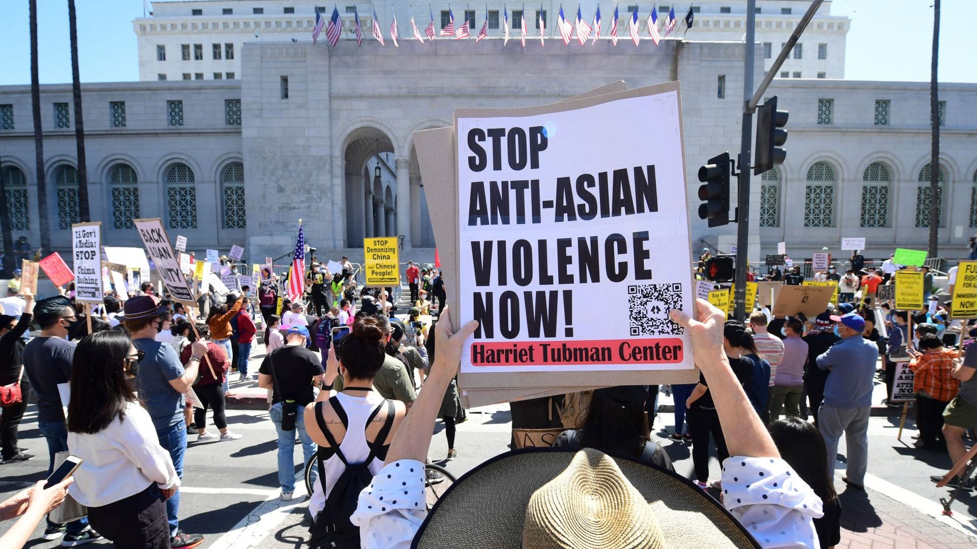 Biểu tình chống kỳ thị, bạo hành người Á Châu ở Los Angeles, California. Ảnh: Frederic J. Brown/AFP via Getty Images