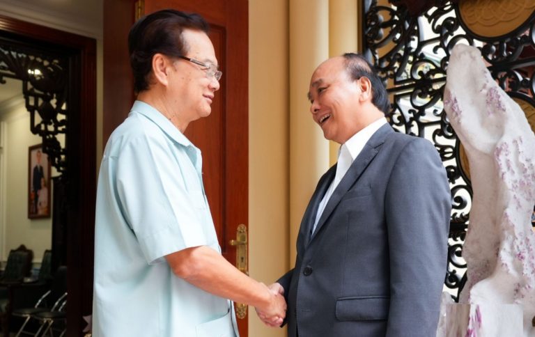 Ông Nguyễn Xuân Phúc (phải), chủ tịch nước Việt Nam, đến thăm tư gia ông Nguyễn Tấn Dũng, cựu thủ tướng, ở Sài Gòn hôm 11/1/2023. Ảnh: Tuổi Trẻ