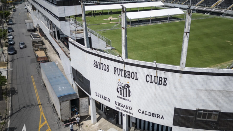 Sân vận động Vila Belmiro thành phố Santos, Brazil, nơi ghi đậm dấu ấn của huyền thoại bóng đá Brazil Pelé, chụp ngày 25/12/2022. Ảnh: Matias Delacroix/AP