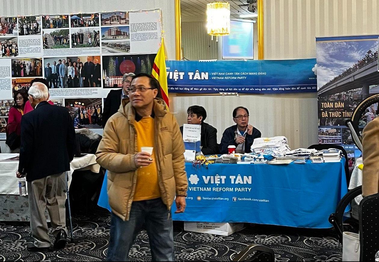 Quầy thông tin của đảng bộ Việt Tân tại Toronto trong Hội chợ Tết Xuân Quý Mão 2023 do Hội Người Việt Toronto phối hợp cùng với các Tôn giáo, Hội đoàn tổ chức tại thành phố Mississauga, Canada hôm 7/1/2023