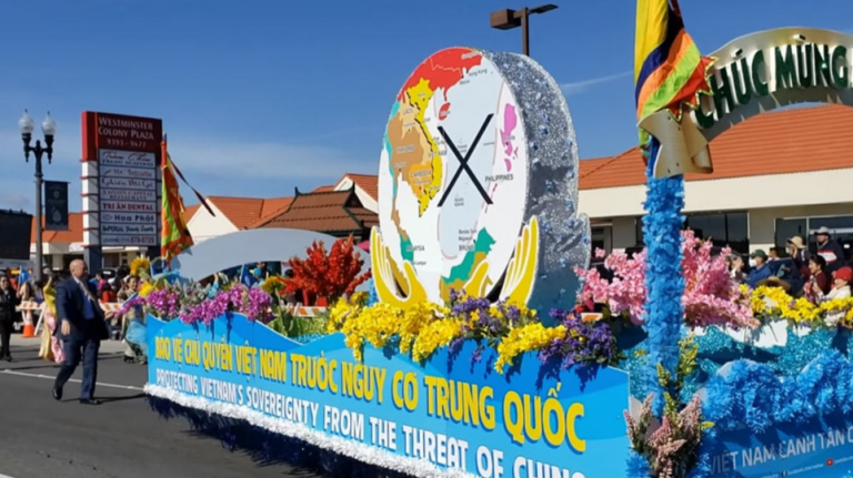 Đoàn xe hoa đảng Việt Tân tham dự diễn hành Tết Quý Mão 2023 tại Little Sài Gòn, Nam California