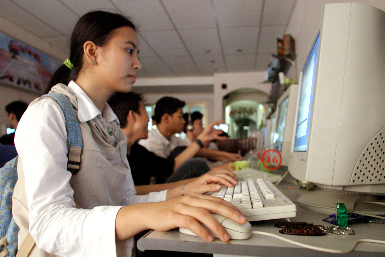 Một nữ sinh trung học đang 'lướt' web trong một tiệm cà phê Internet ở Hà Nội. Ảnh: Reuters