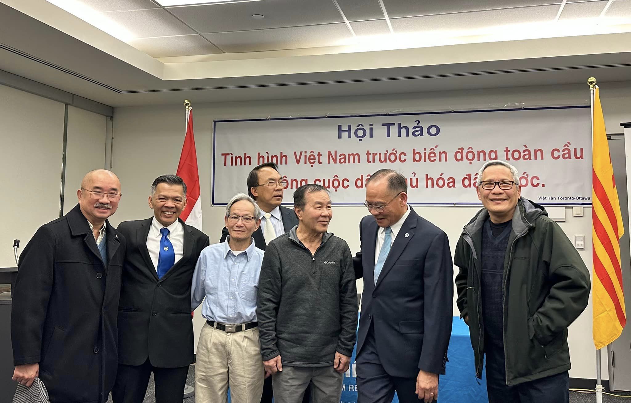 Ông Lý Thái Hùng, Chủ tịch đảng Việt Tân (thứ nhì, từ phải) thăm hỏi và trò chuyện cùng một số quan khách. Ảnh: Đảng bộ Việt Tân Toronto - Ottawa, Canada