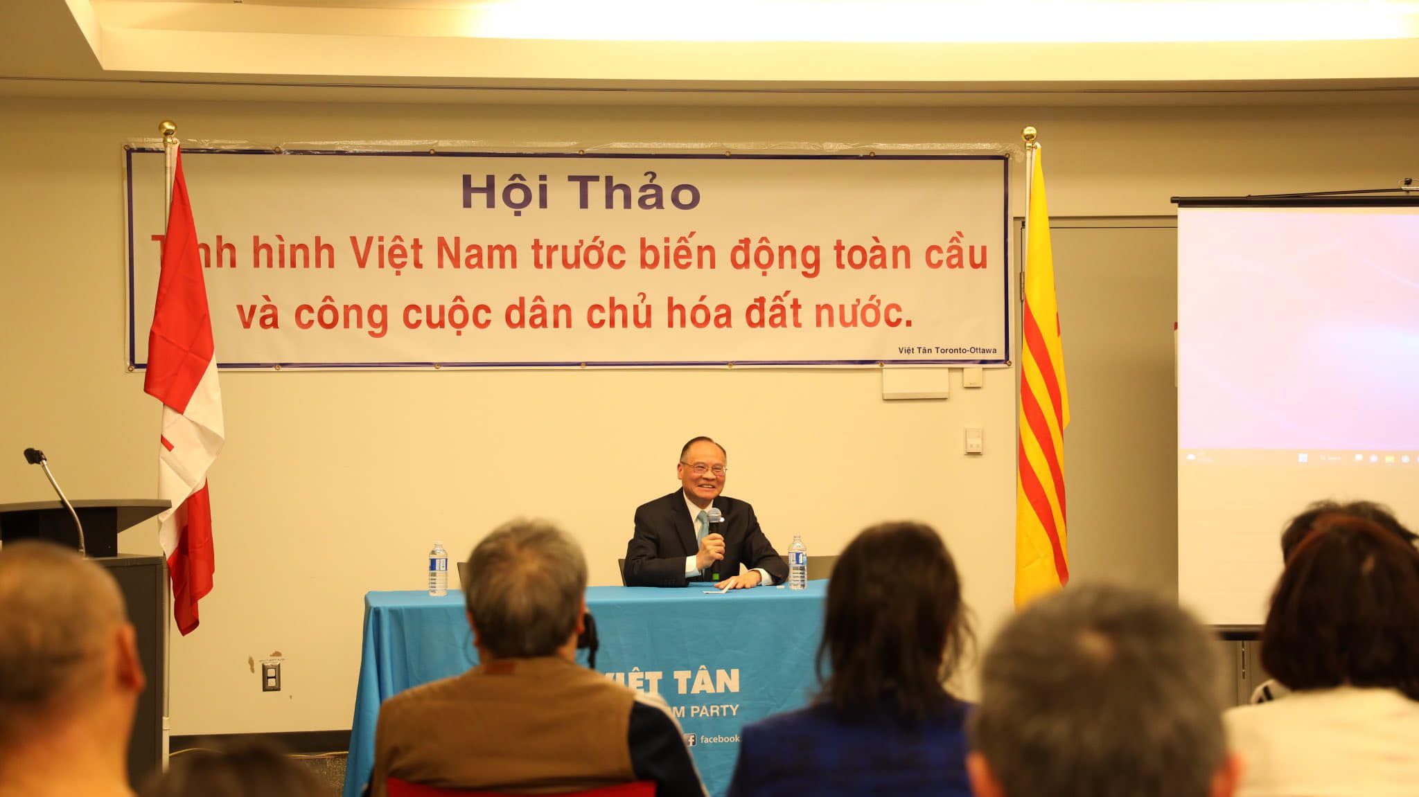 Ông Lý Thái Hùng, Chủ tịch đảng Việt Tân chia sẻ cùng cử tọa nhận định về tình hình hiện nay. Ảnh: Đảng bộ Toronto - Ottawa, Canada