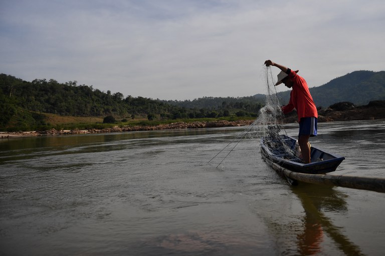 Ngư dân Thái Lan bắt cá trên dòng sông Mekong ở tỉnh Loei, đông bắc Thái Lan. Ảnh: AFP