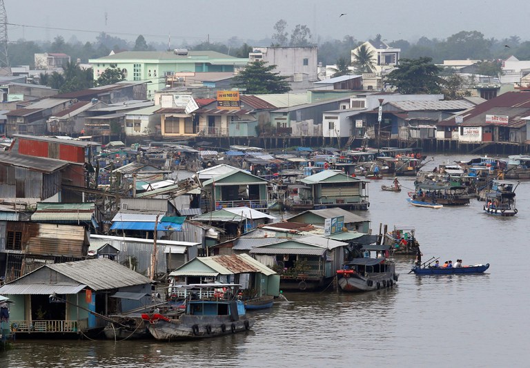 Các căn nhà dọc sông Mekong ở TP Cần Thơ. Ảnh: Reuters